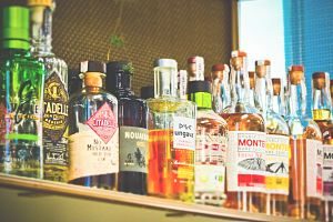 Ampolles d'alcohol a l'estanteria d'un bar