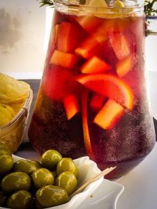 Aperitius acompanyats amb una jerra de sangria