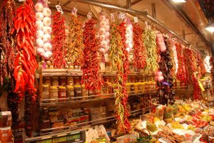 Parada de queviures a la Boqueria