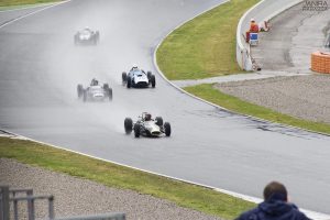 Carrera sota la pluja de vehícles antics de carreres