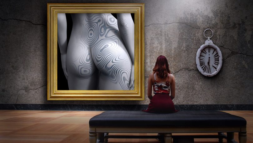 Dona observant un quadre de caràcter eròtic