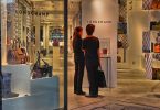 Clients dins d'una de les botigues de Longchamp