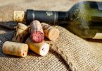 Taps de vins amb una ampolla