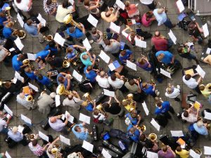 Orquestra tocant a l'aire lliure