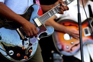 Guitarrista d'un grup de música tocant en directe