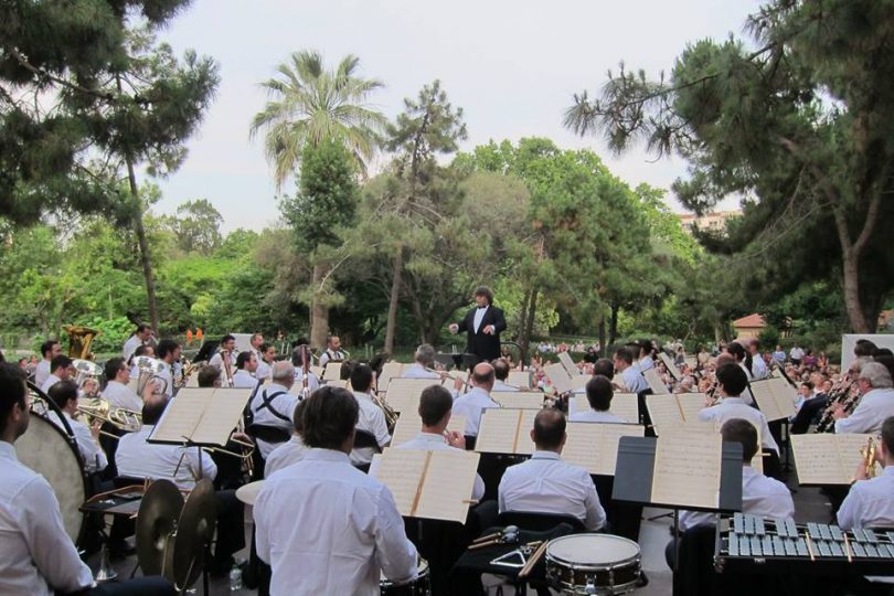 Orquestra tocant a un parc