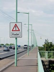 Cartell indicant que el tram està controlat per radar