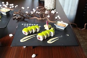 Plat de sushi a un restaurant japonés