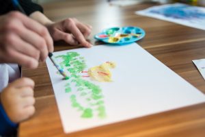 Nen dibuixant amb aquarel·les