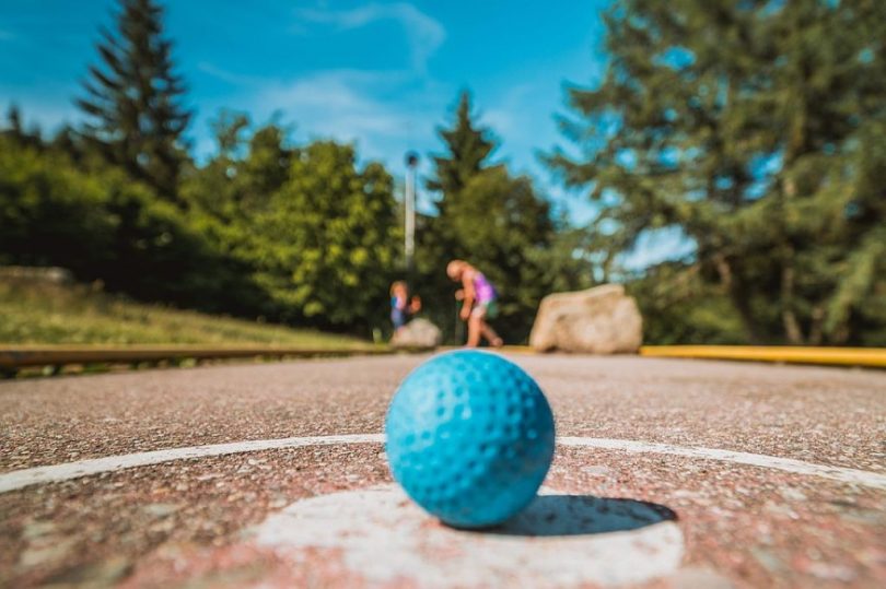 Primer pla d'una pilota de minigolf