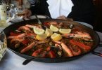 Paella mixta a un restaurant