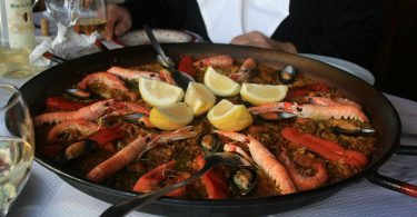 Paella mixta a un restaurant