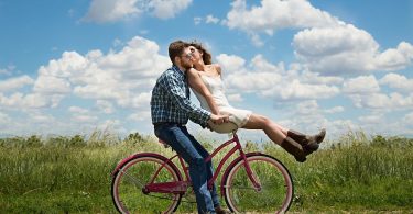 Parella passejant en bicicleta a la natura