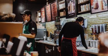 Treballadors a una cafetería