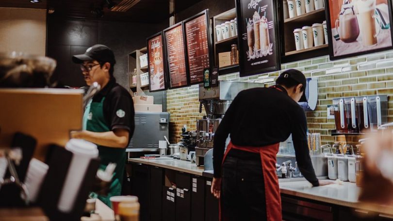 Treballadors a una cafetería