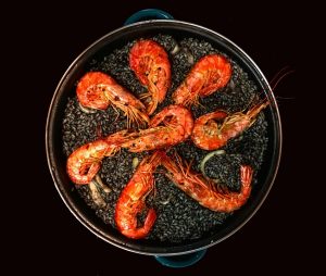 Paella negre amb gambes