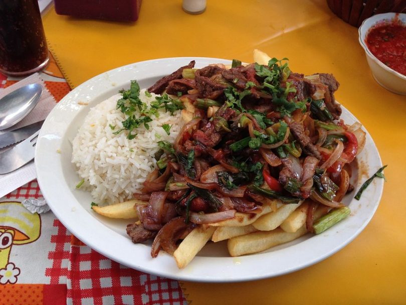 Plat de carn especiada peruana