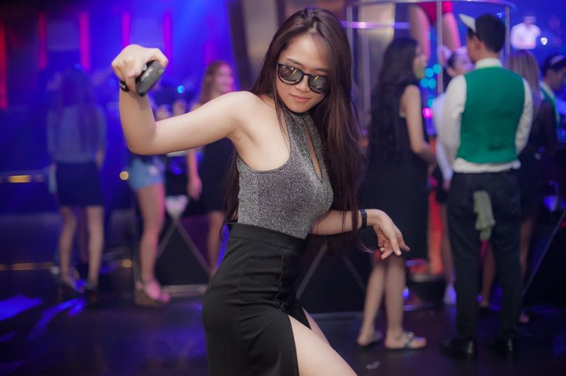 Noia ballant a una discoteca