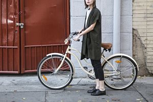 Noia amb la seva bicicleta a un carrer de la ciutat