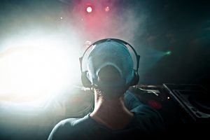 DJ a una discoteca