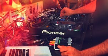 DJ treballant en la seva taula de mescles a un club nucturn