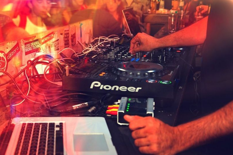 DJ treballant en la seva taula de mescles a un club nucturn
