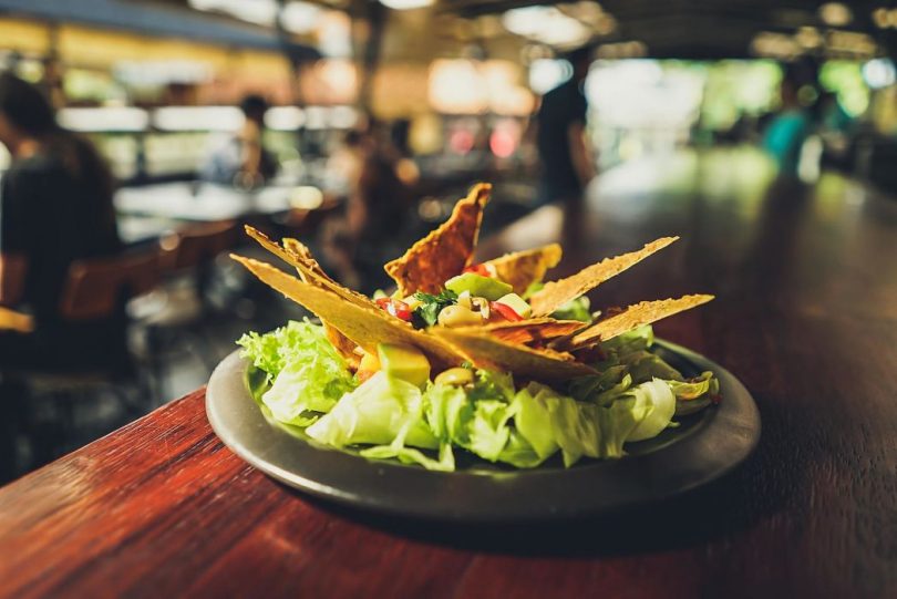 Amanida de cuina alternativa a la barra d'un bar-restaurant