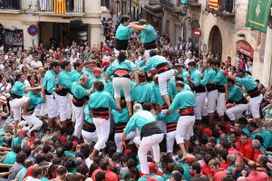 Colla de casteller en plena construcció