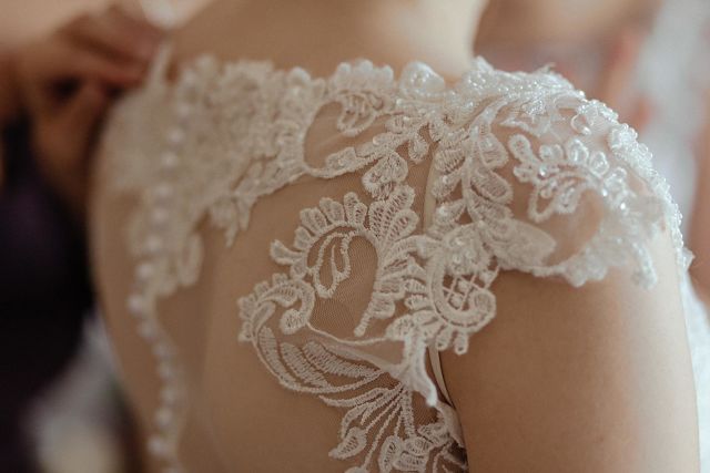 Detalls a un vestit de núvia