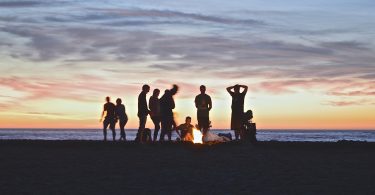 Grup d'amics celebrant la revetlla a la platja