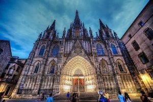 Exterior de la Catedral de Barcelona de nit