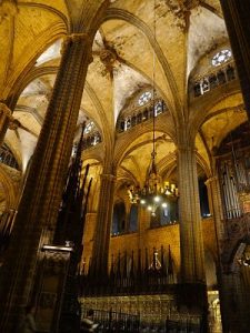 Pilars a l'interior de la Catedral de Barcelona