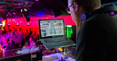 DJ punxant a una discoteca per a majors de 40