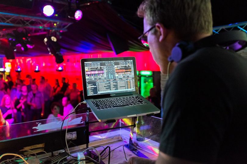 DJ punxant a una discoteca per a majors de 40