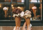 Brindant amb gelat davant una gelatería