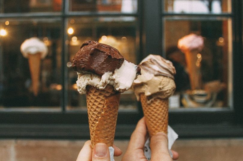 Brindant amb gelat davant una gelatería