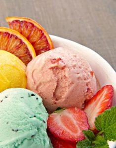 Boles de gelat amb fruita natural