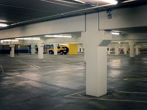Zona d'aparcament d'un centre comercial