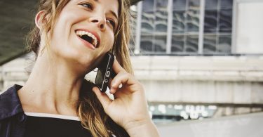Dona parlant per telèfon