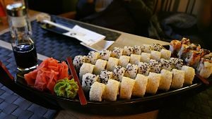 Plat de sushi variat a un restaurant japonès