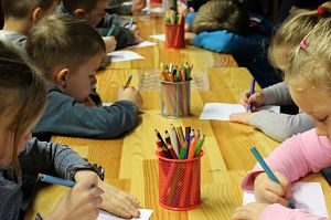 Nens dins de l'aula dibuixant