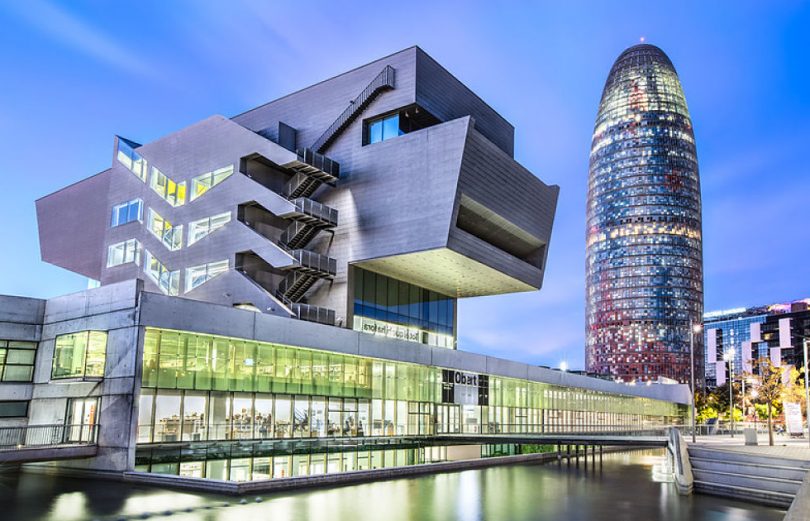 Museu del Disseny i la Torre Agbar al barri del Clot.