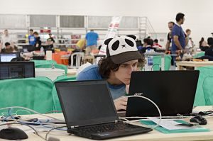 Estudiant d'informàtica treballant en un projecte