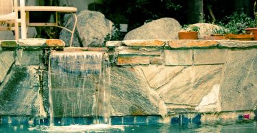 Cascada d'aigua a una de les piscines relaxants d'un spa