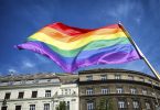 Bandera col·lectiu LGTBI onejant al carrer.