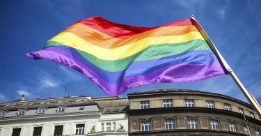 Bandera col·lectiu LGTBI onejant al carrer.