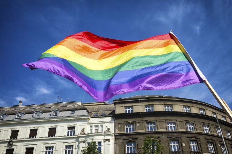 Bandera col·lectiu LGTBI onejant al carrer.