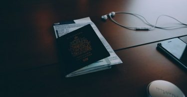 Imatge d'un passaport sobre una taula
