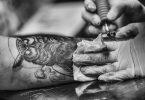 Tatuatge realista d'un mussol al braç
