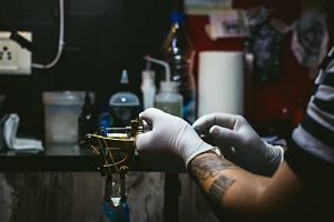 Artista tatuador al seu estudi preparant-se per a tatuar